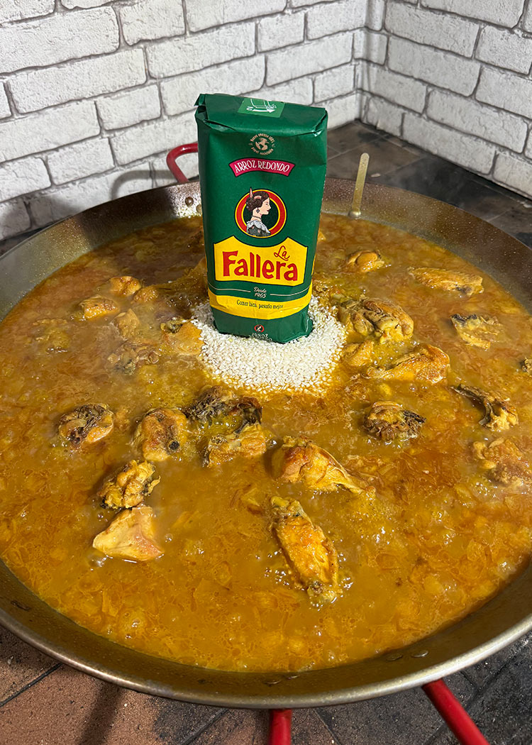 incorpora el arroz para paella de pollo