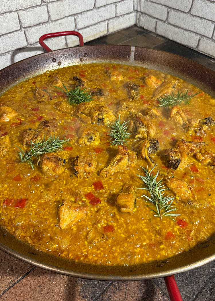 decora con pimiento y romero para paella de pollo