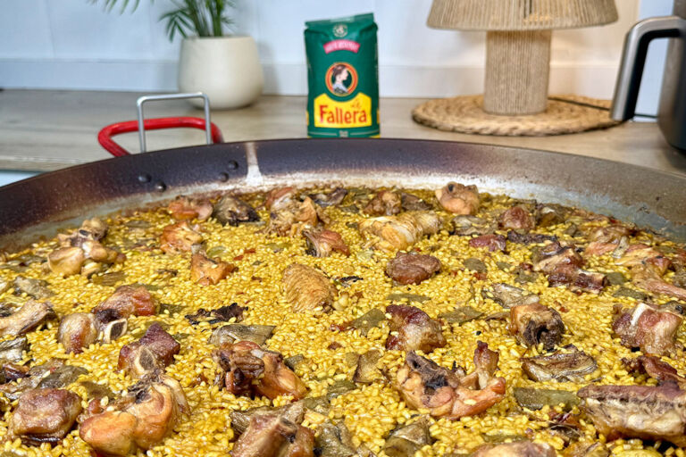 Foto de Paella de carne y verduras: una delicia tradicional para todos los gustos