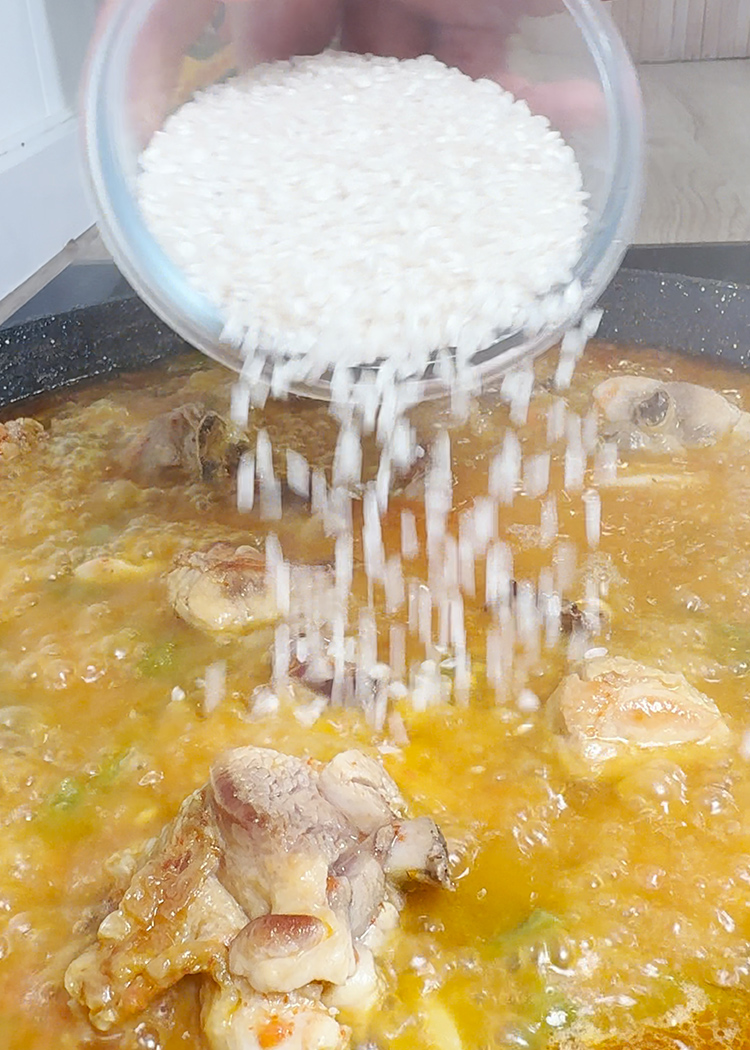 agregar arroz para paella mixta