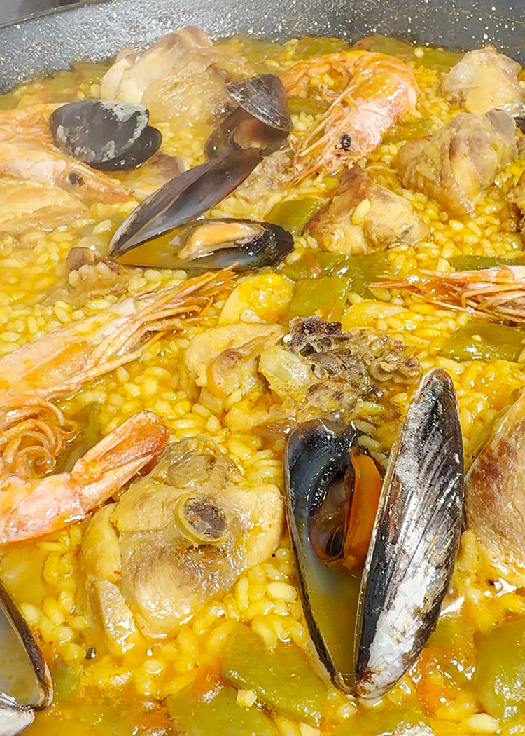 cocer mariscos para paella mixta