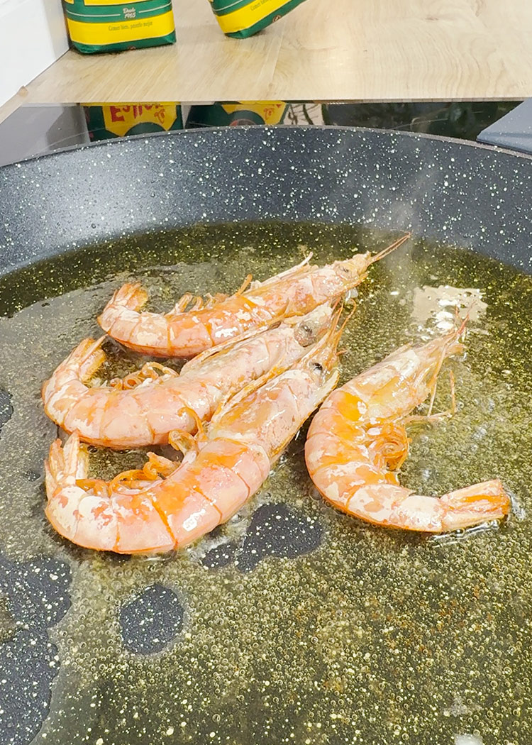 dorar gambones para paella mixta