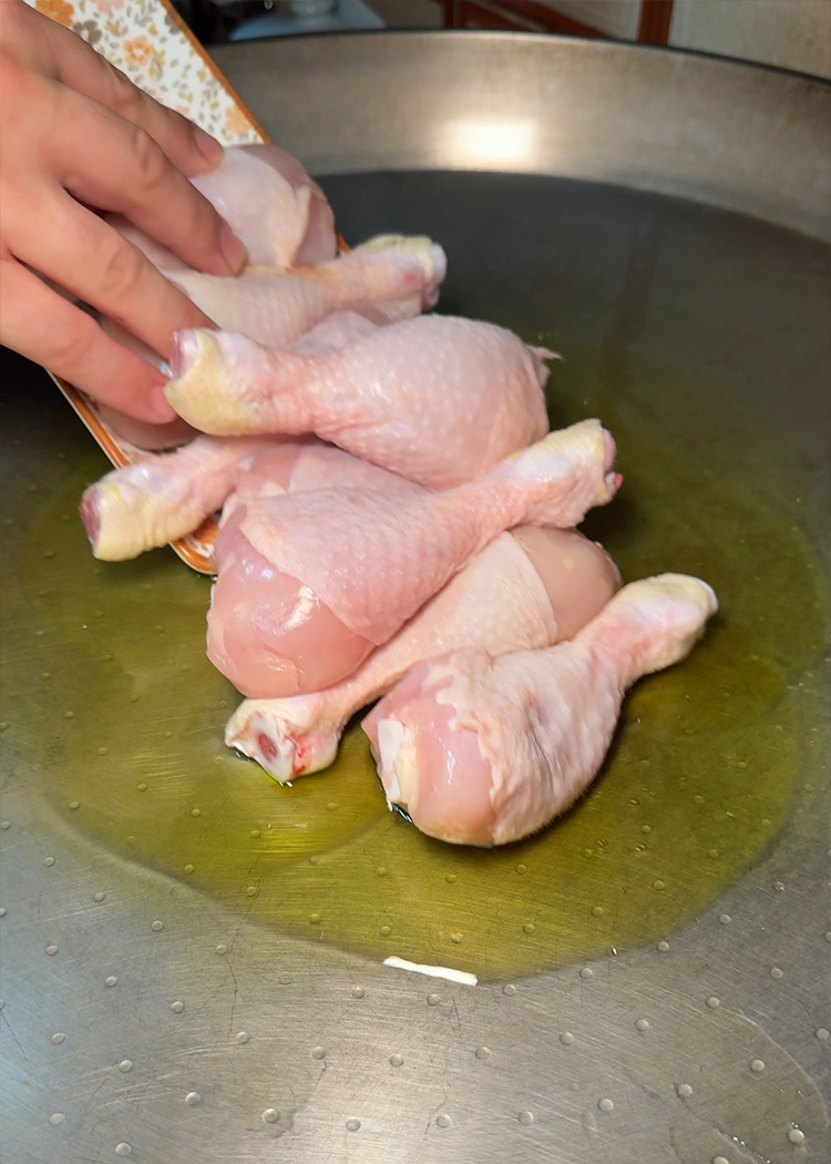 dorar pollo para arroz con pollo de la abuela