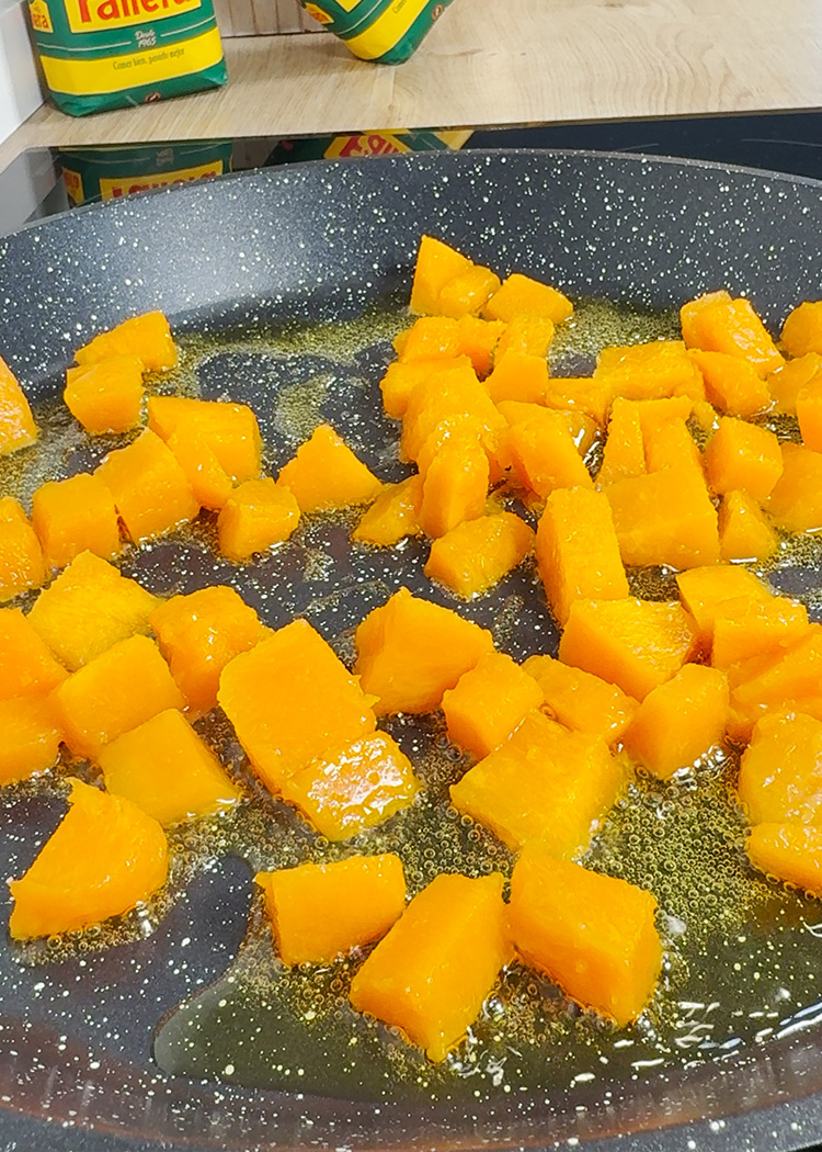 Dorar calabaza para arroz con calabaza
