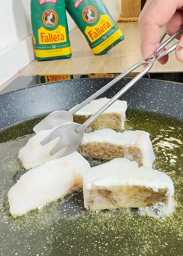 dorar bacalao para arroz con bacalao y coliflor