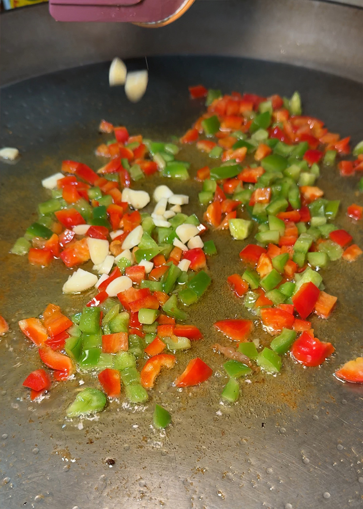 sofreir verduras para arroz con pollo de la abuela 