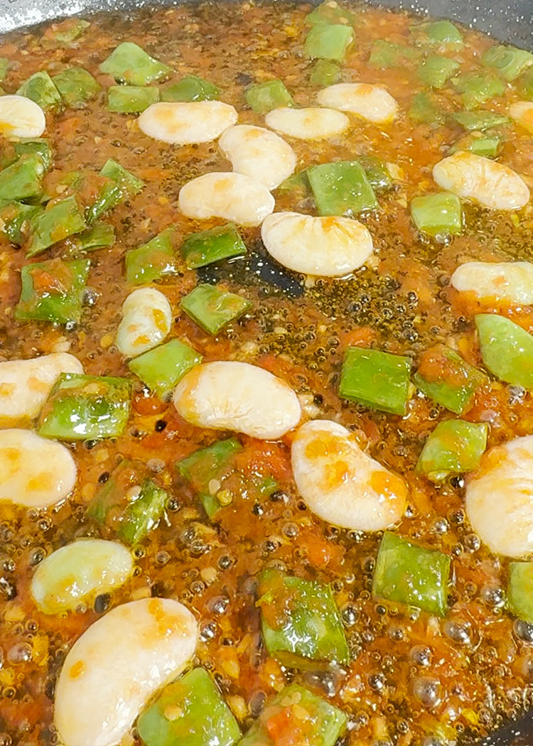 Añadir tomate y garrofon