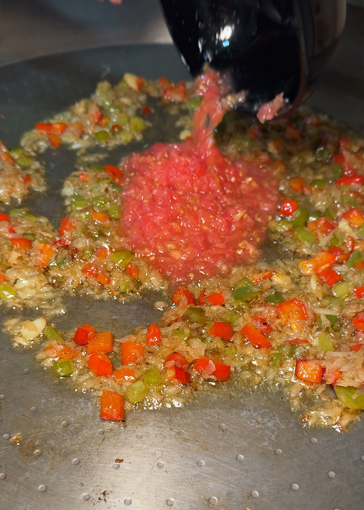 incorporar tomate para arroz con pollo de la abuela 