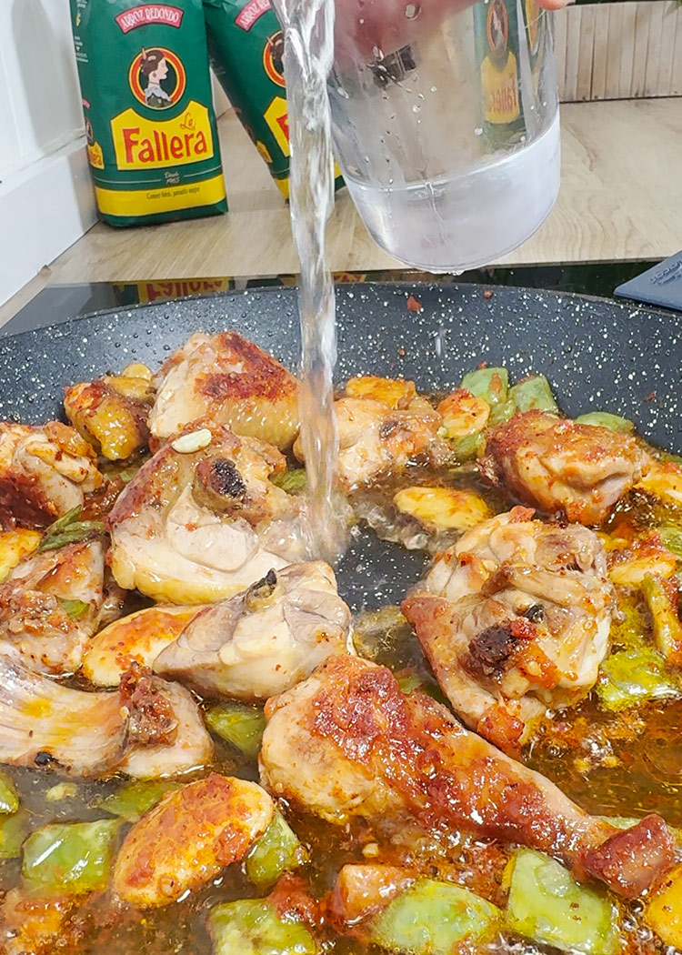 verter agua para paella mixta