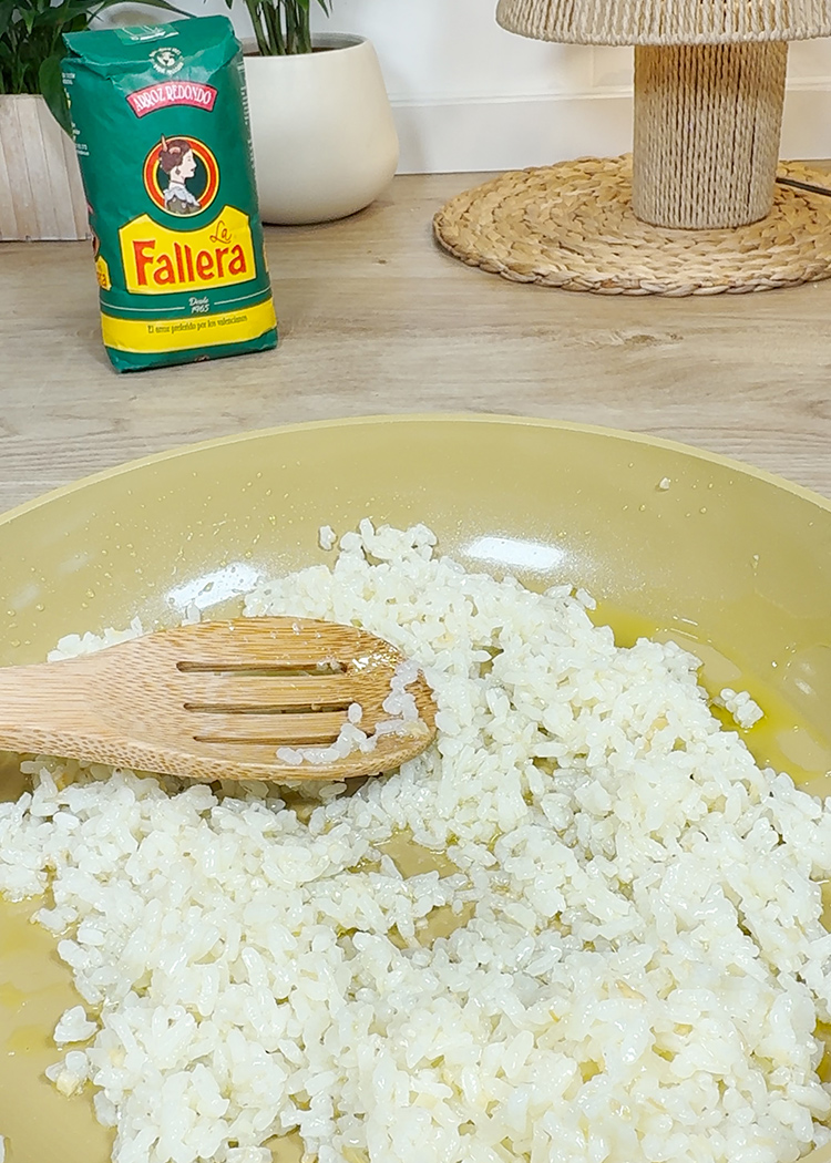 saltear arroz para tortilla de arroz