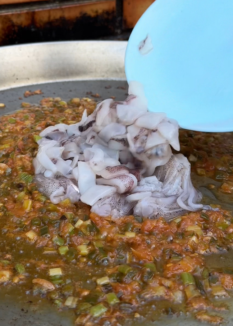 añadir calamares para arroz con pulpo y alcachofas