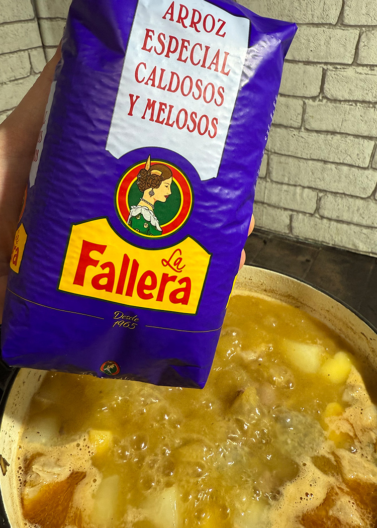 echar el arroz para amb fesols i naps