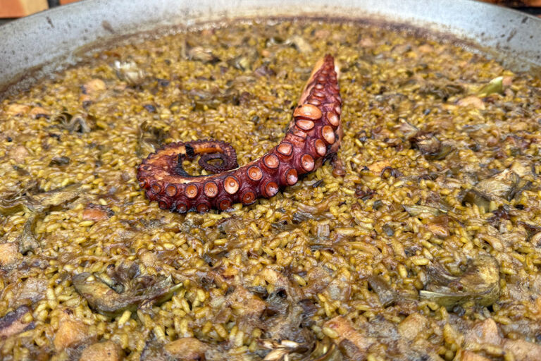 Foto de Arroz con pulpo y alcachofas: una receta fácil y sabrosa para sorprender a tus invitados