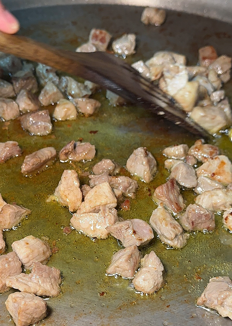 Dorar el magro para arroz de magro y verduras