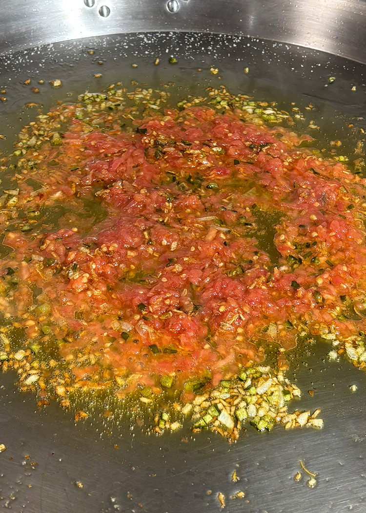 hacer sofrito para arroz negro con chipirones