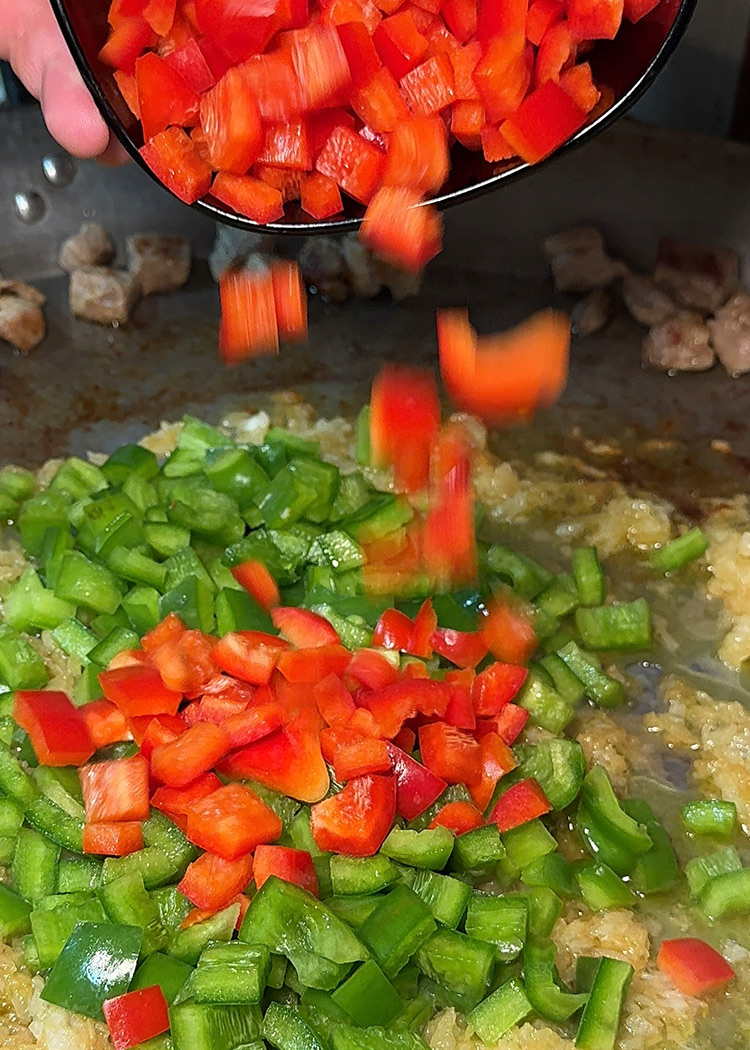 Sofreir verduras para arroz de magro y verduras