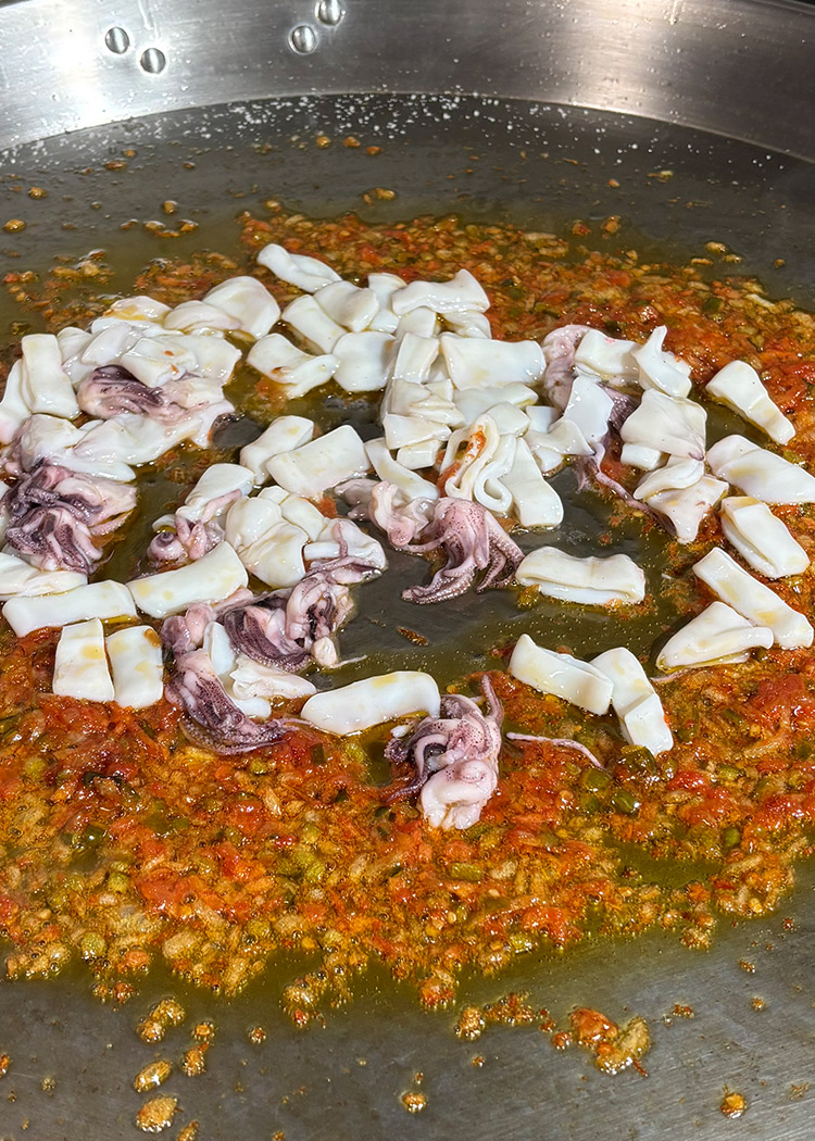 Añadir chipirones para arroz negro con chipirones