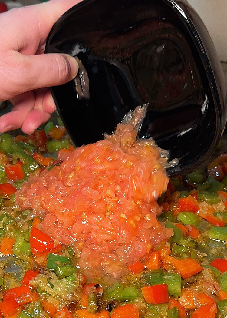 Agregar tomate rallado para arroz de magro y verduras