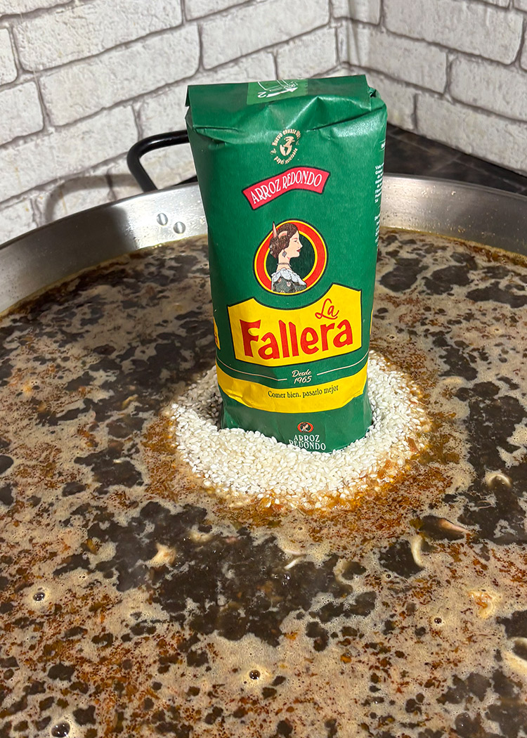 echar el arroz para arroz negro con chipirones