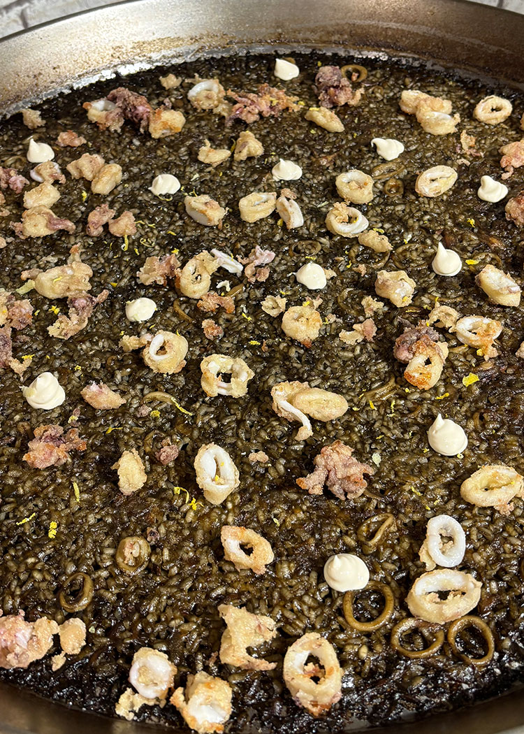 reposar arroz negro con chipirones