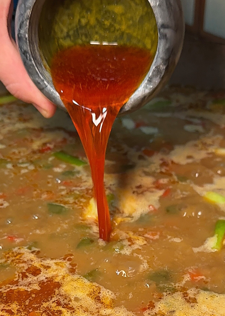 vertir azafrán para arroz de magro y verduras