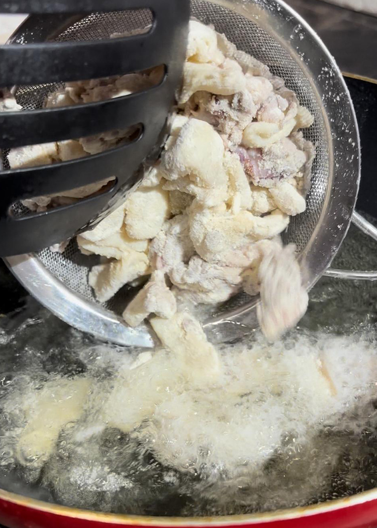 freír los chipirones para arroz negro con chipirones