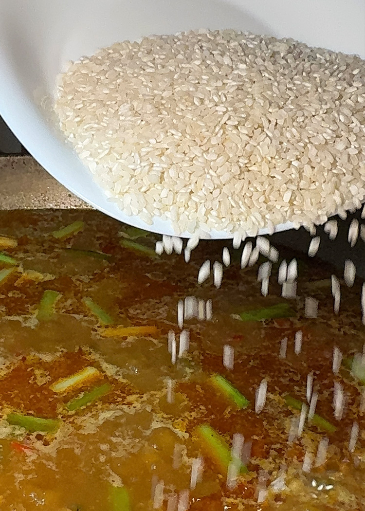 Añadir arroz para arroz de magro y verduras