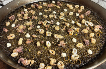 imagen receta ¿Te atreves con un arroz negro con chipirones de los que conquistan?