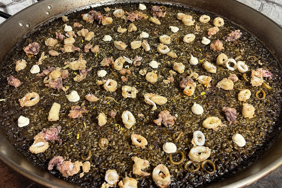 ¿Te atreves con un arroz negro con chipirones de los que conquistan?