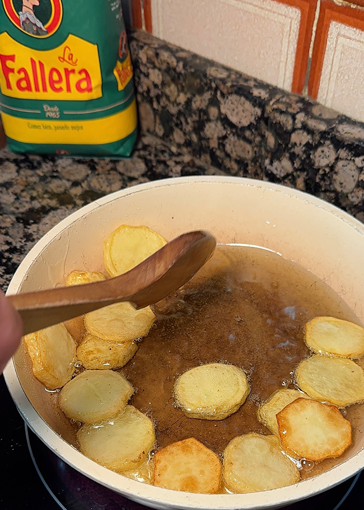 freír patatas para arroz con calabaza